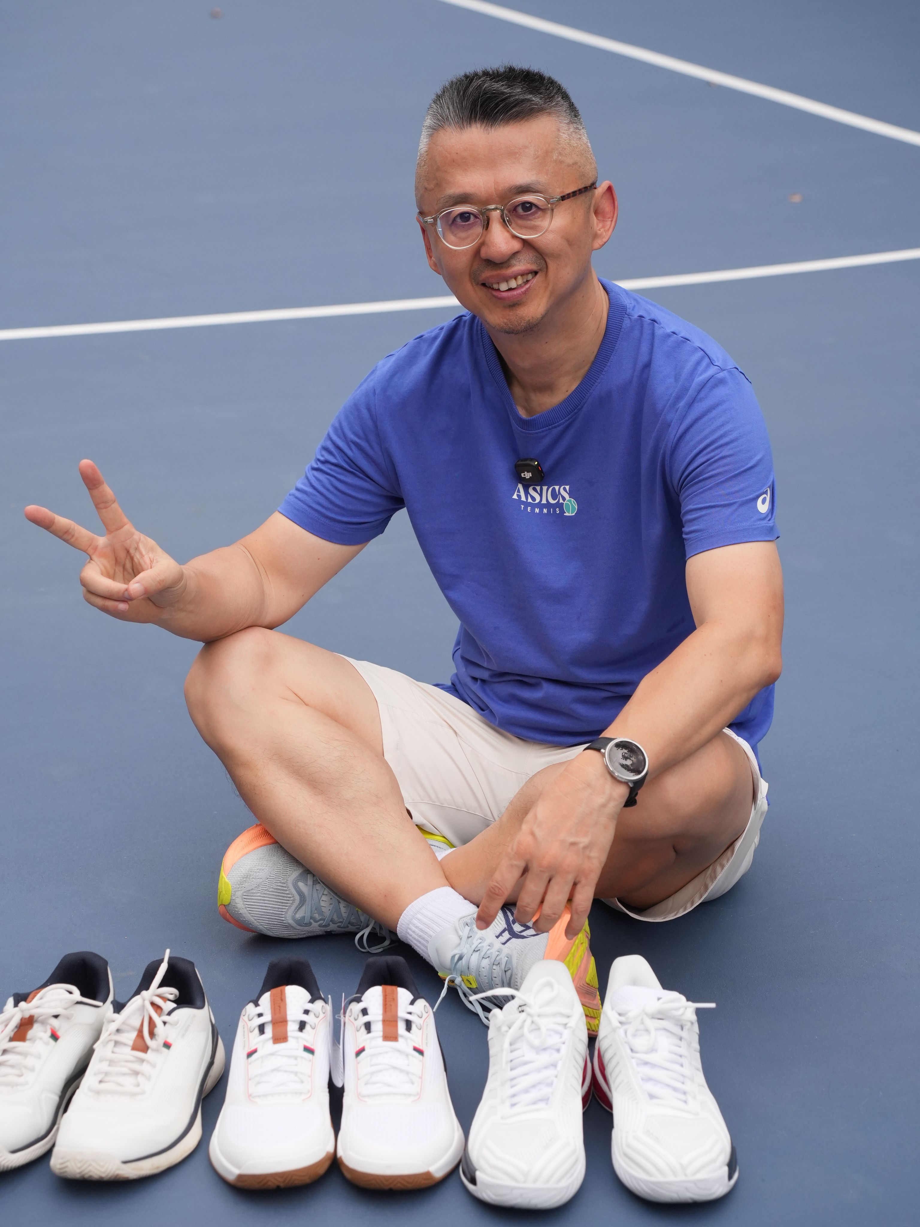 今天是我背着五双鞋来到拍摄现场、腿上被盯了七八个蚊子包、衣服里混杂了雨水和汗水的