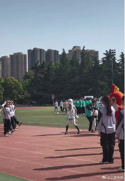 【陕西一#高校演出机器人突然拥抱女生# 校方：女生没事，系机器人程序故障】#校方