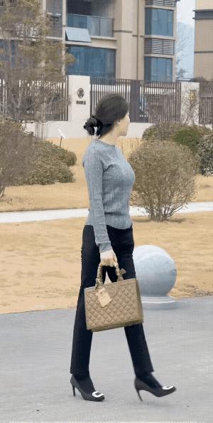 就问谁能拒绝得了这种走路带风的美女！
 
一身简简单单的针织衫+黑裤子，却被她穿