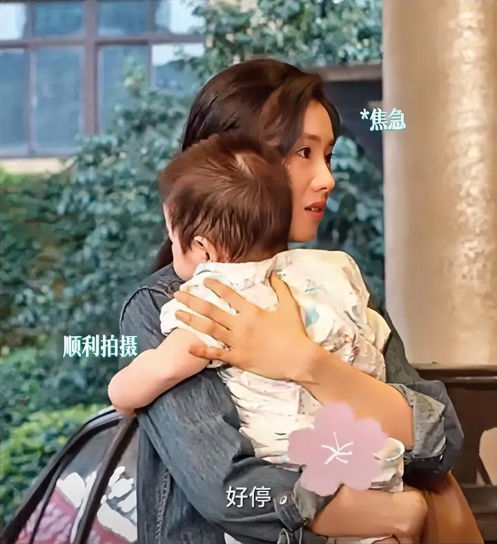 忆秦娥跪了。那个摔杯子喊"秦腔不是下酒菜"的人，跪了。

没人敢拉。一个母亲跪下