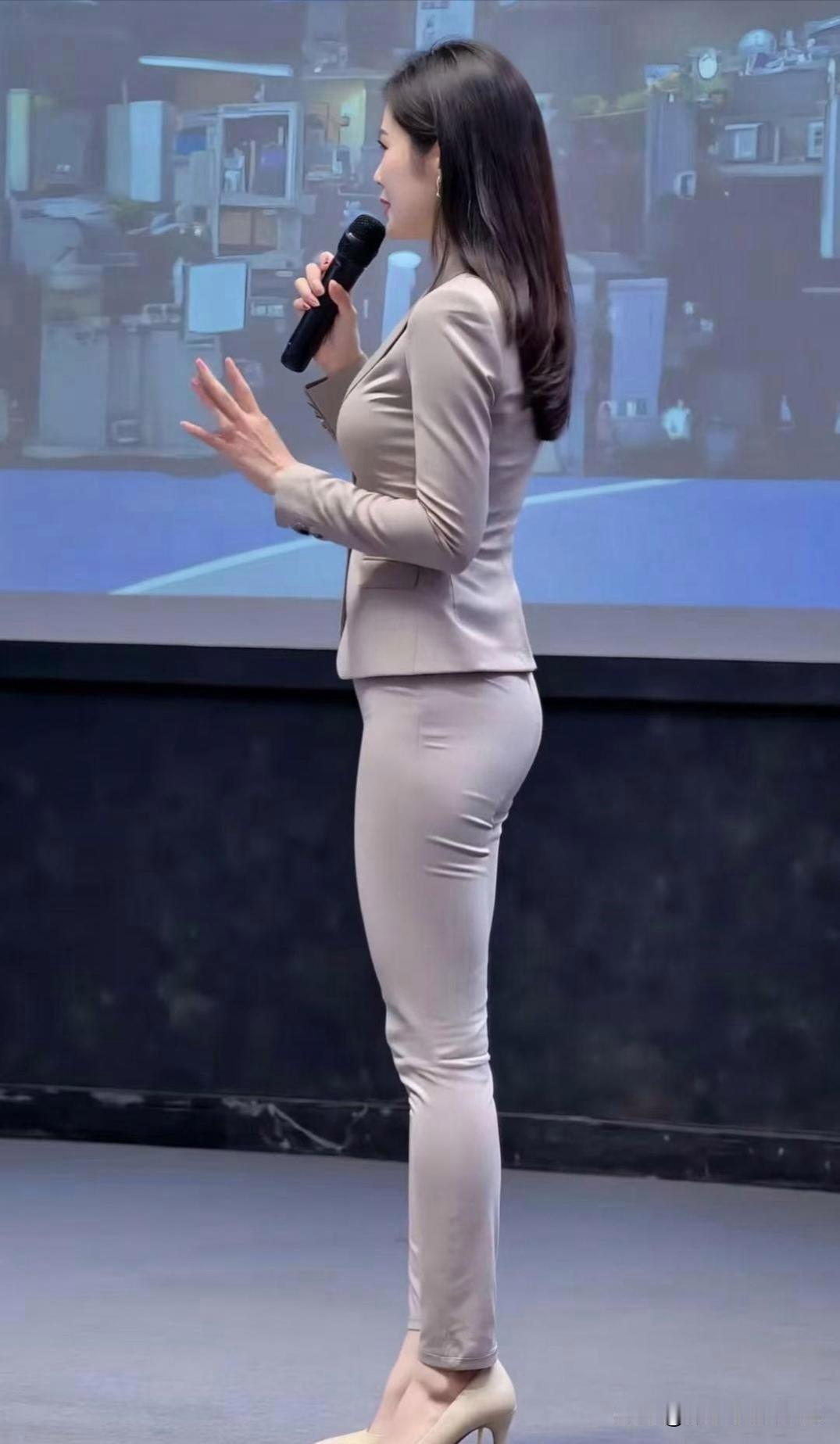 能把西装裤穿出瑜伽裤感觉的美女讲师