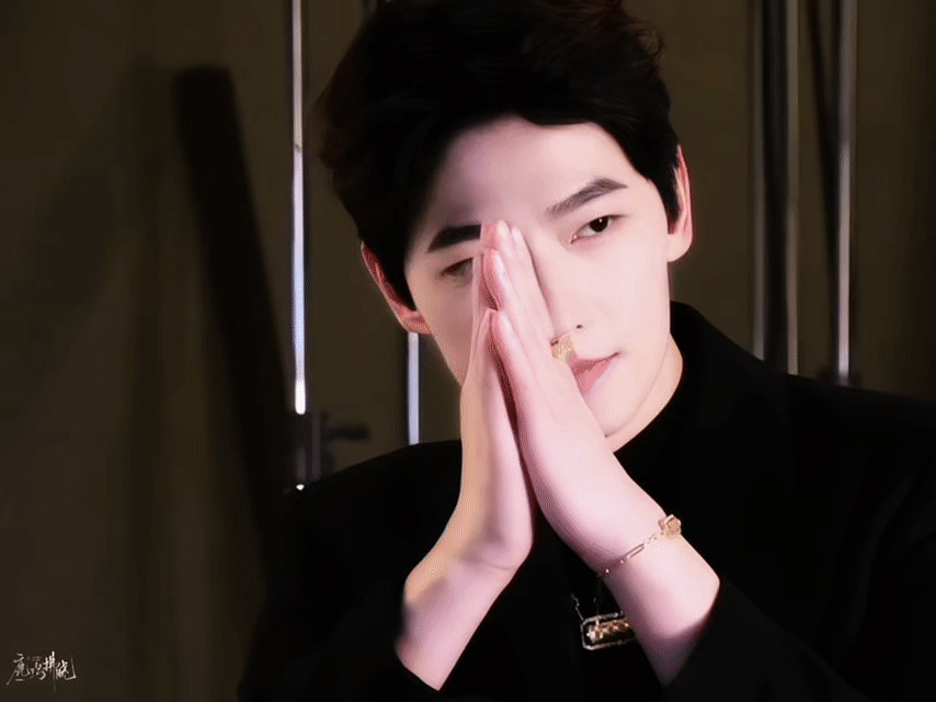 截修📷世人都知道，杨家小公子对家族企业的继承不上心，唯独喜欢研究飞行器设计，年