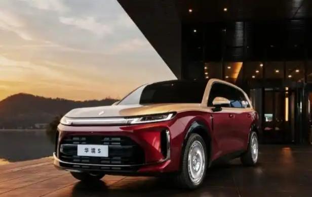 鸿蒙智能座舱深度融入车机系统，界面简洁流畅，操作简单易懂，响应速度迅速。

搭载