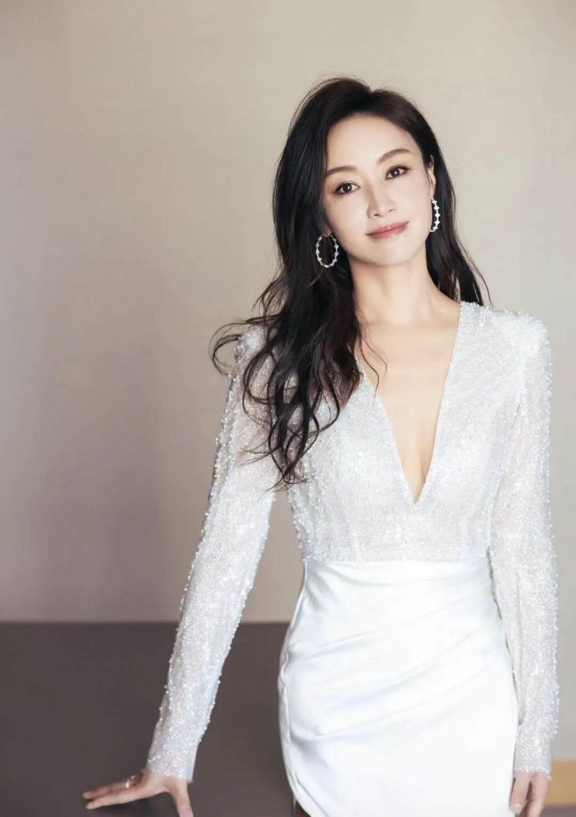 三票之差，赵子琪成了乘风2026首个出局的祭品。
孙怡哭得妆都花了，嘴里不停念叨