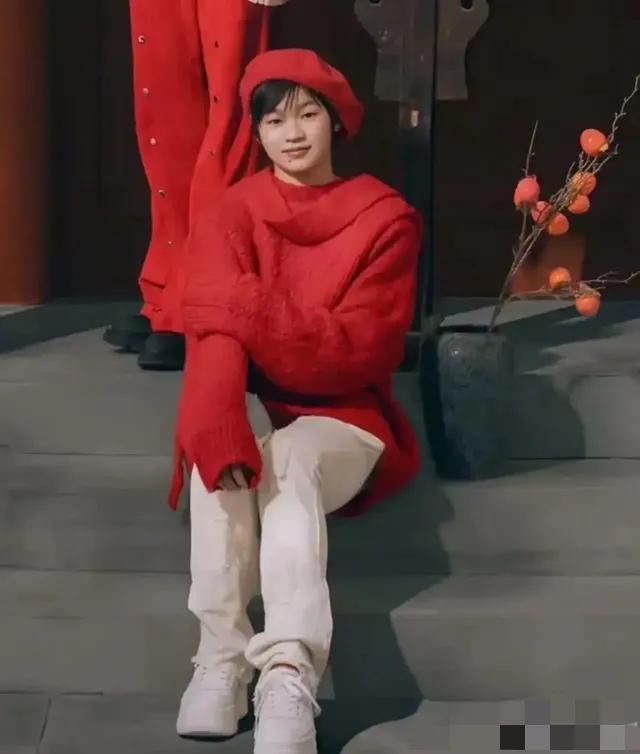 同样是红装素裹，小婵宝与陈芋汐哪个更有“特色”呢？两人的服装好像整整差了两个季节