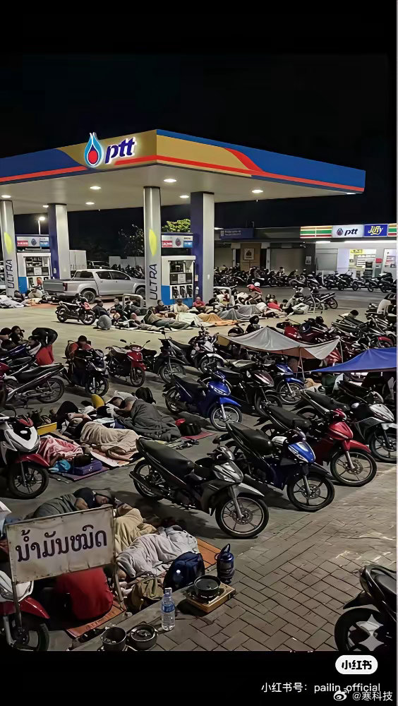 一边是泰国中石化加油站，夜晚亮堂堂，加油不用等；一边是老挝的加油站，满院子都是打