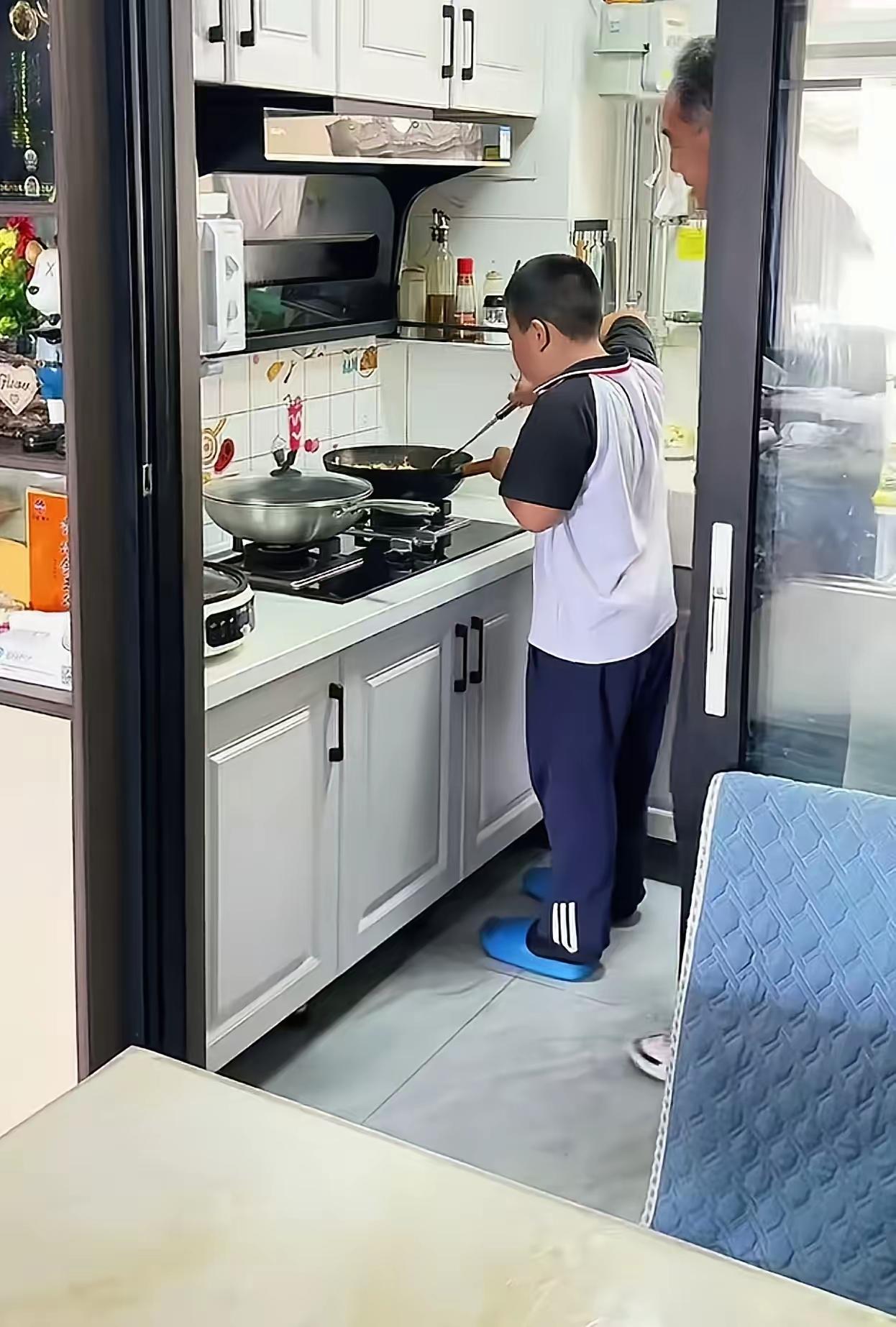 这样的爷爷是不是心太狠了？终于放暑假了，别人家的孩子不是外出旅游，就是在家打游戏