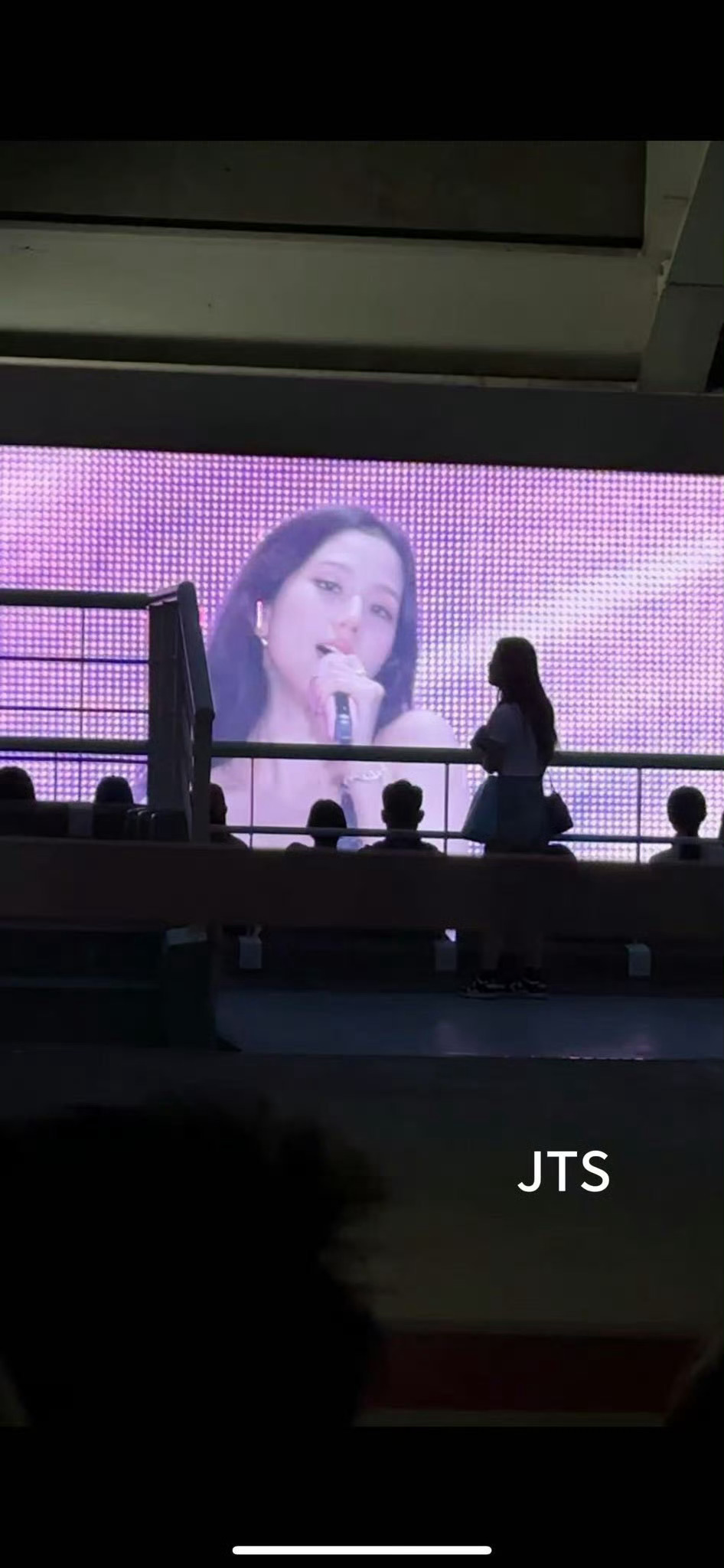 金智秀长卷发此女美的不知天地为何物了🥵金智秀演唱会大屏 ​​​