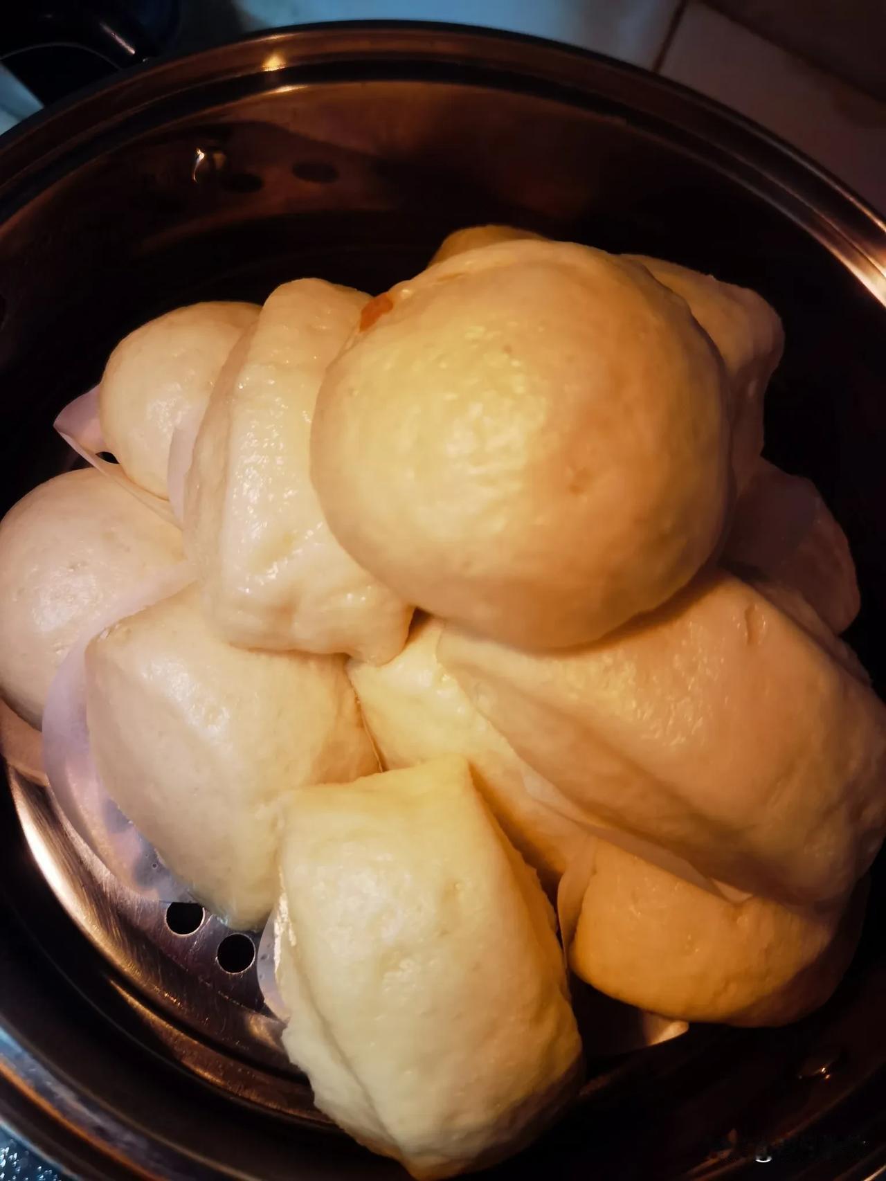 晒出我的今日美食看看我做的馒头，松软可口，微甜，比外面买的好吃，做法也简单，自己