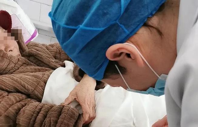 大姑姐给我打电话说，婆婆摔了一跤，可能以后都没法自理了，我说：关我什么事？大姑姐