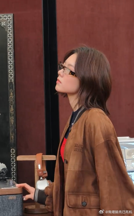 赵今麦美拉德look，是美拉德发色到美拉德外套，再搭配上这个短发造型，鬼马少女麦