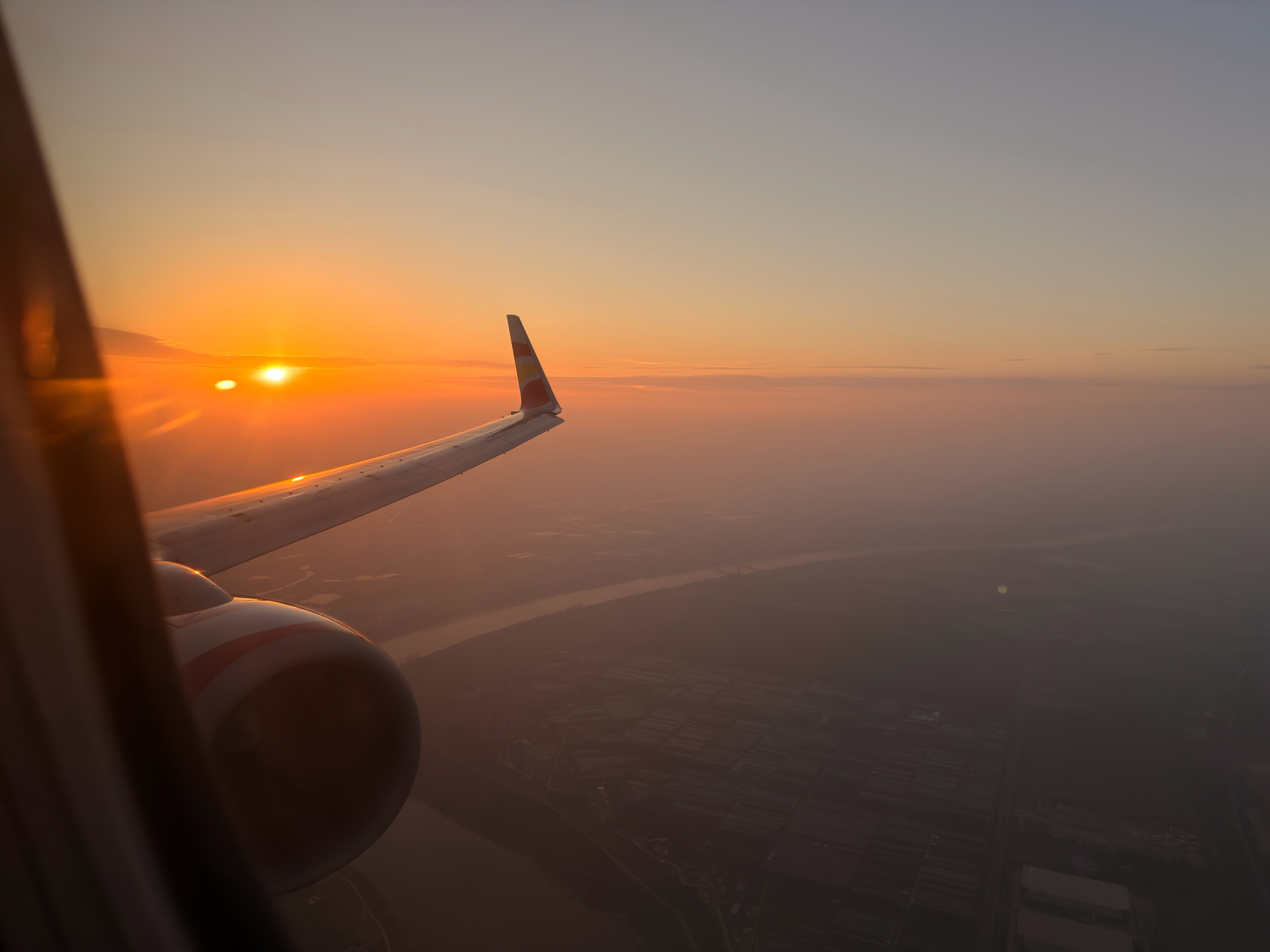 刚才在飞机上拍到的日落刚落地邻座的帅哥就让我AirDrop给他