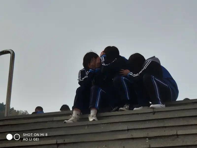 同学间总有一些感人瞬间，像珍珠般镶嵌在记忆里。之前发杂志时，李文瀚的杂志不见了，