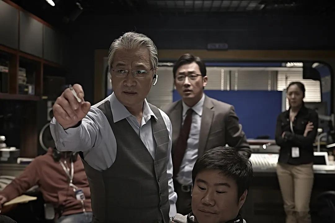 恐怖直播 我的评分：初听《恐怖直播》的片名，还以为是恐怖片，等到真的看进去才发现