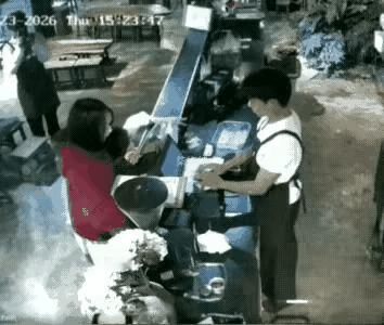 老板做法对吗？

妈妈带着孩子买早餐，孩子不停的往老板摊上扔纸盒子，妈妈看到后，