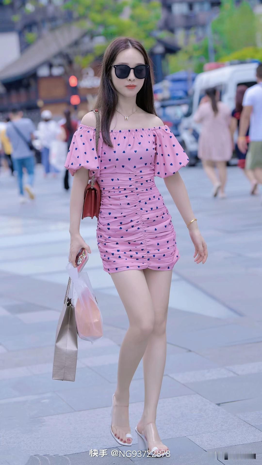夏日穿搭指南：粉色波点连衣裙，搭配墨镜和手提包，元气满满！