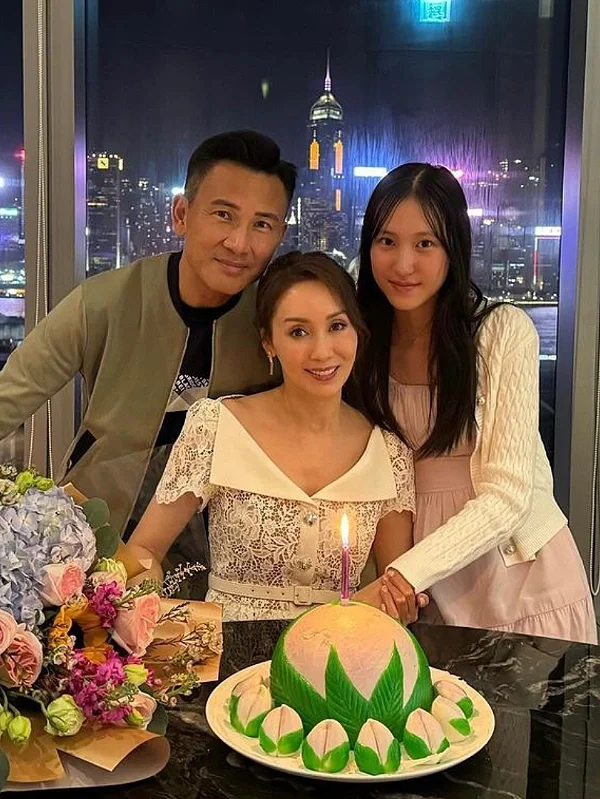 林文龙和女儿为老婆郭可盈庆祝55岁生日