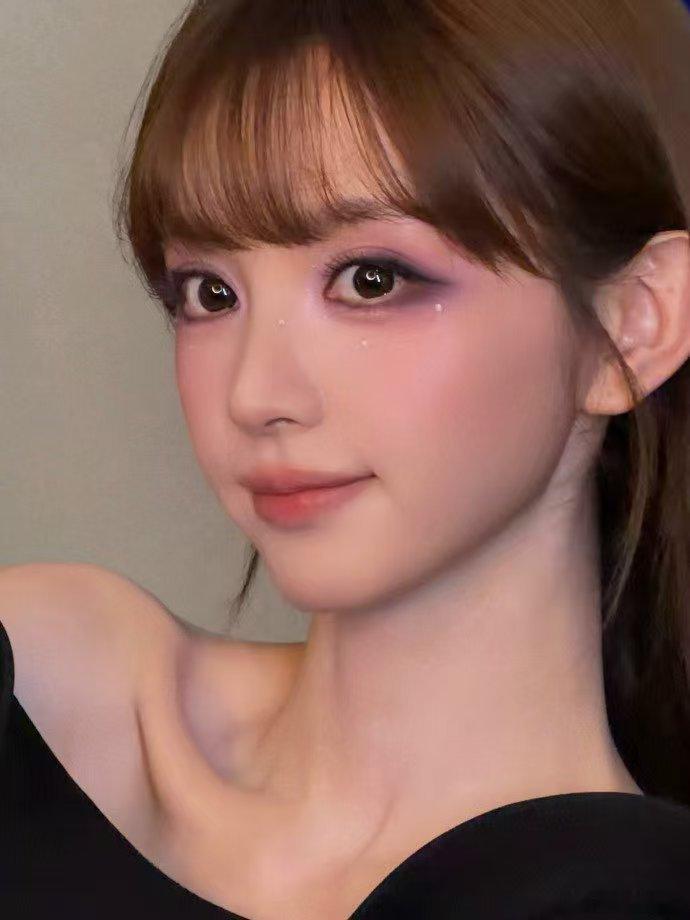 田曦薇粉紫碎钻眼妆碎钻点缀在眼下很巧妙，搭配这身黑衣服，锁骨窝格外显眼田曦薇锁骨