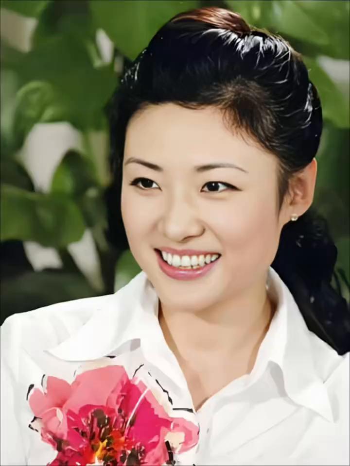 她身姿曼妙，风采动人，双目灿若星光，五官分明，恰到好处。肤色净白通透，周涛才学兼