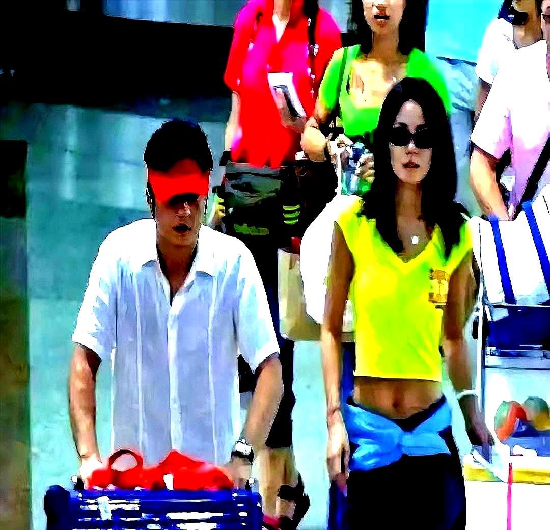 王菲拖着28寸箱子自己赶飞机，谢霆锋只背个小包跟在后头。这哪像情侣，分明是女王带