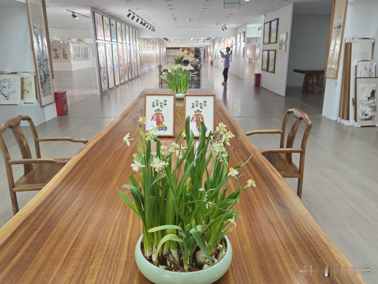 福州越洋书画城重装开业啦！长长的防空洞隧道两侧挂满水墨画、字画，氛围感拉满，随手