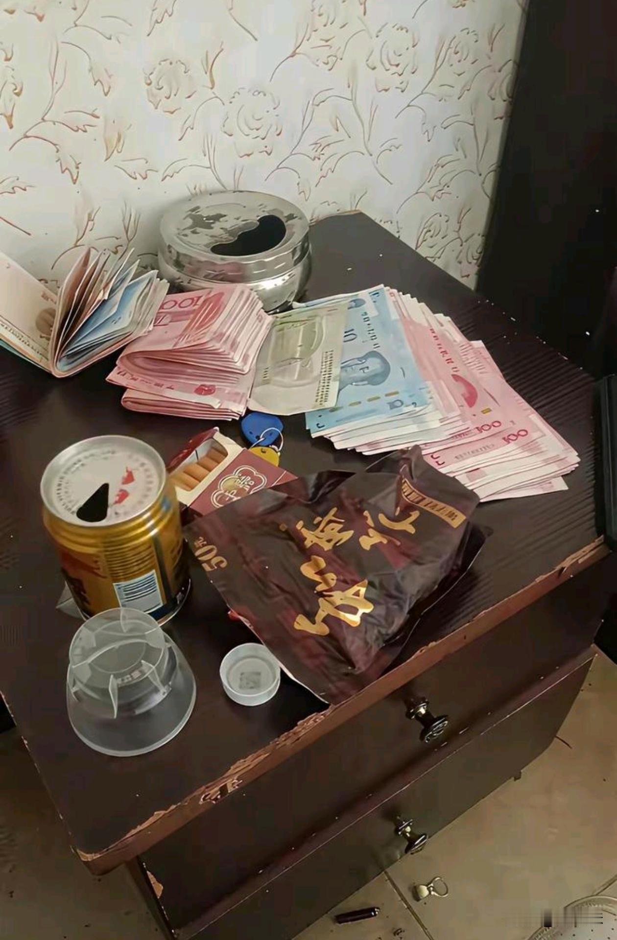 看着一桌物品判断，物主是做什么职业的？