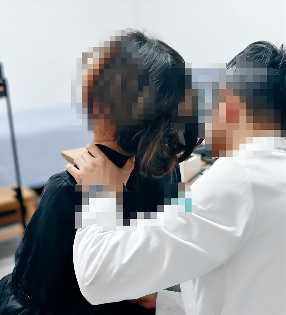 女子就去按个摩，还被要求：你把衣服都脱了吧！武汉，男医生给女子治疗颈椎做按摩时，