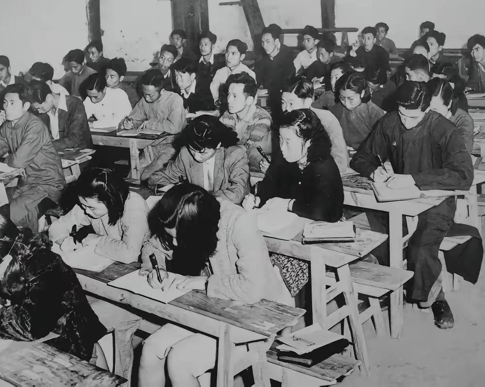 1938年，西南联大三百多个师生，背着铺盖行李，就这么用脚，硬生生从长沙走到昆明