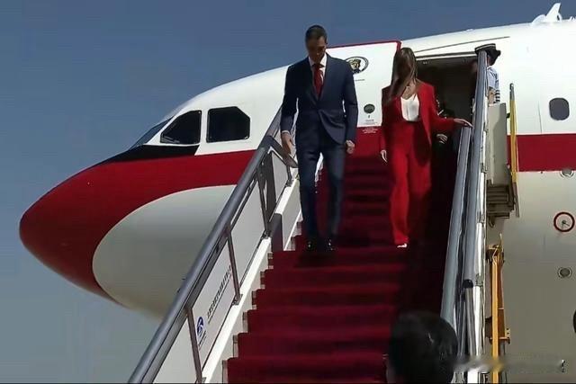 西班牙首相桑切斯又来中国啦，4月11日首次带着夫人贝戈尼娅高调访华，夫人一身“中