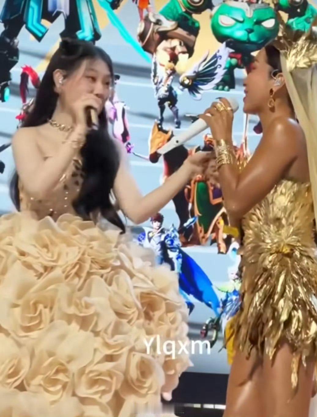 吉克隽逸沈佳润牵手合唱吉克隽逸磁性嗓音遇上沈佳润清亮声线，碰撞出别样火花。牵手瞬