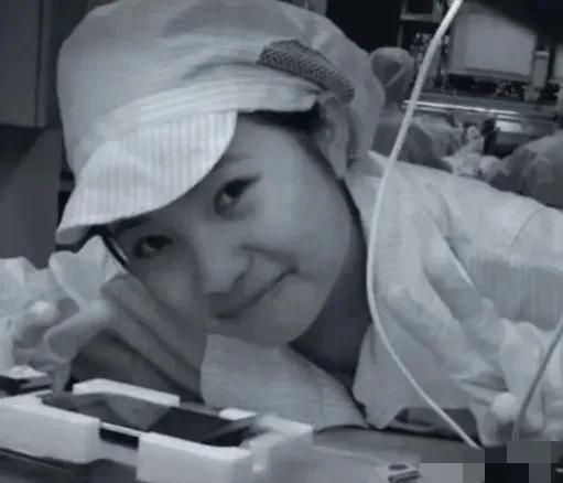 2008年，贵州有个妹子在富士康干活，她闲着没事用没做完的苹果手机拍照，拍完忘删