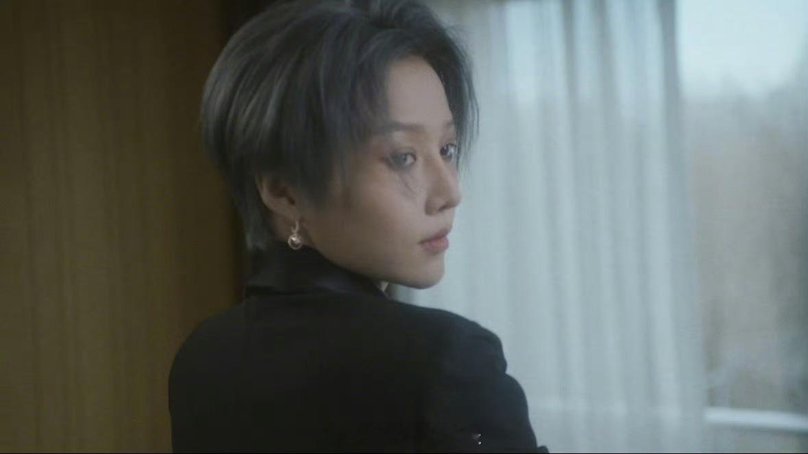 派酱安利 刘雨昕dior温柔序曲 一袭黑灰西装，一顶宽檐礼帽，把“克制的高级感”