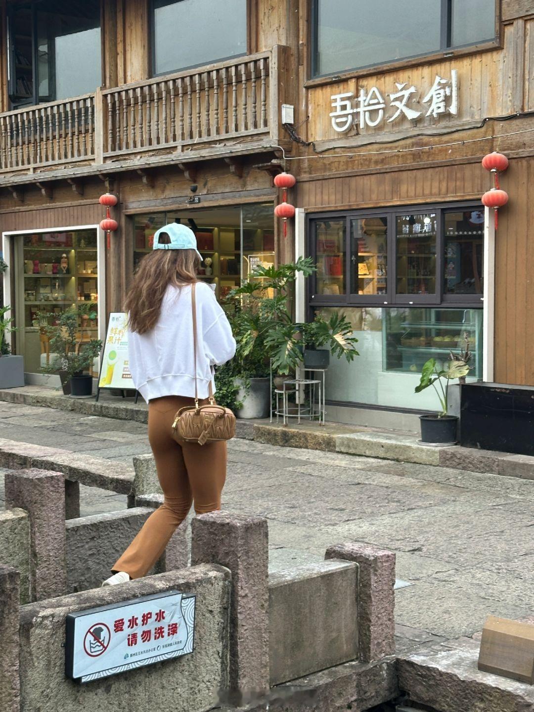 #宁波偶遇郑钦文和教练逛街##宁波偶遇郑钦文# 女王状态好好啊 ​​​