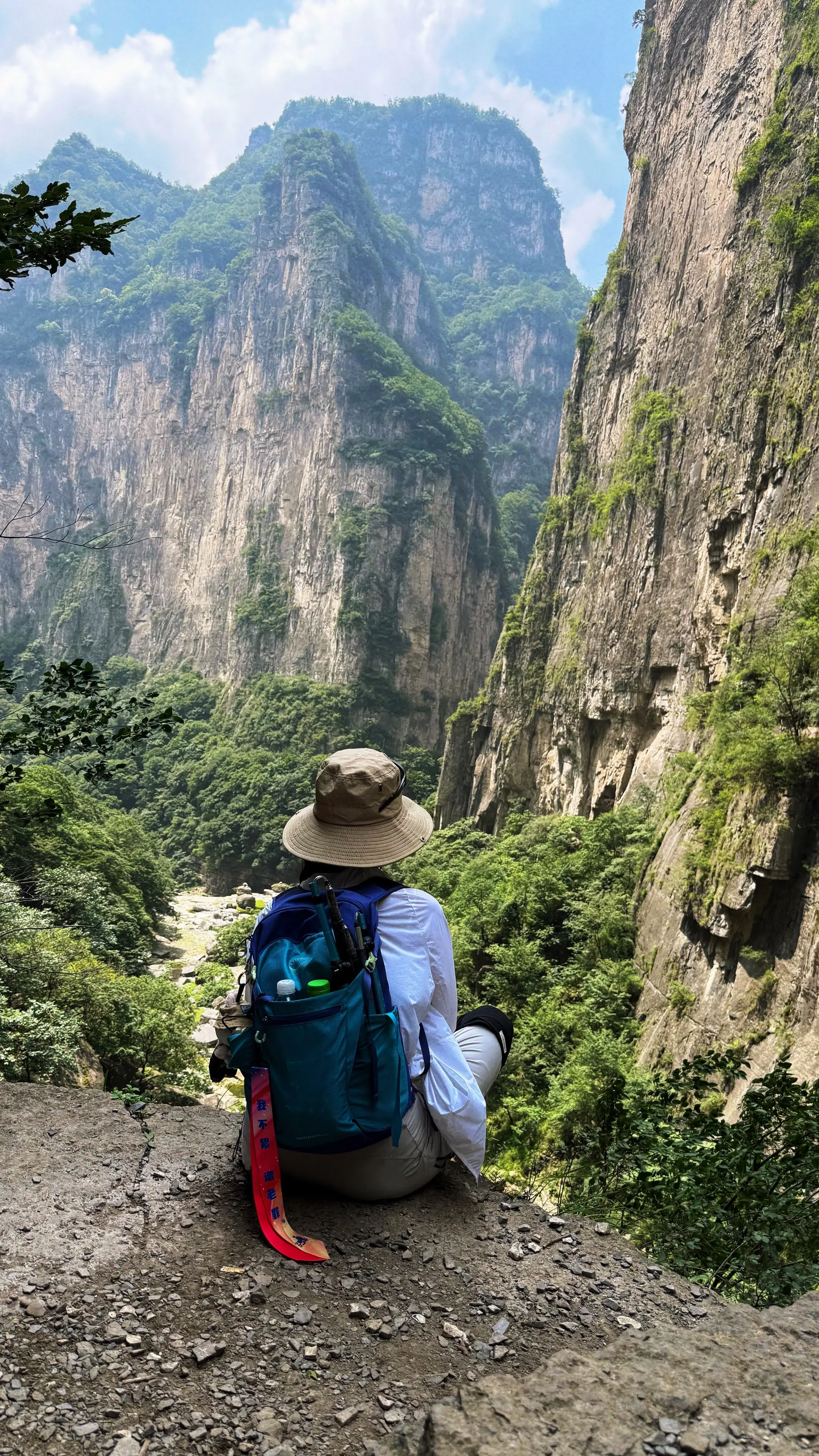 人真的会在某个瞬间一把火烧掉心中所有的执念 风再大 也吹不回从前了