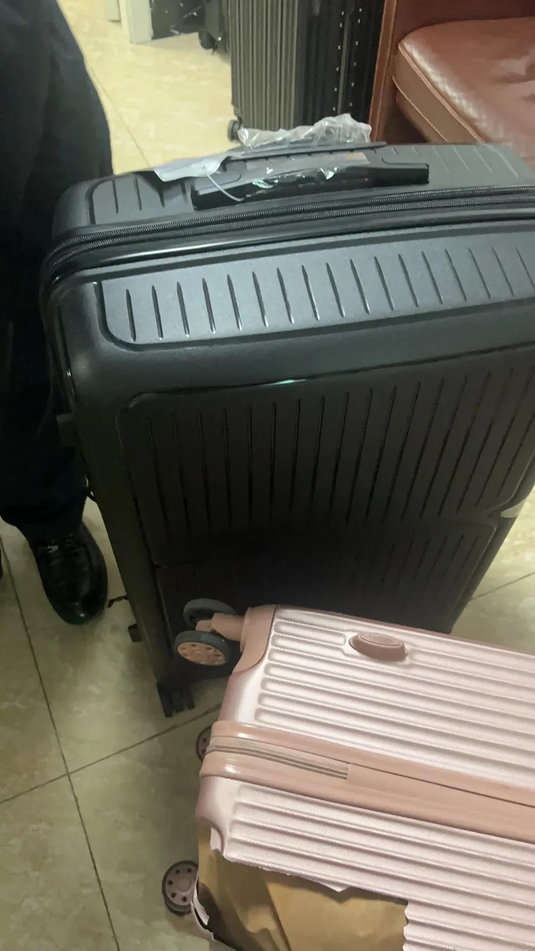 旅行中遇行李箱破了！大山东航空给换了新的！经常跑来跑去！第一次遇到行李箱破的这种