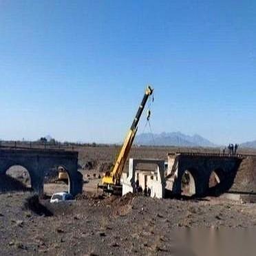 以色列空军前脚刚把桥炸上天。
后脚，伊朗的工程队就开着卡车上来了。不是来清理废墟