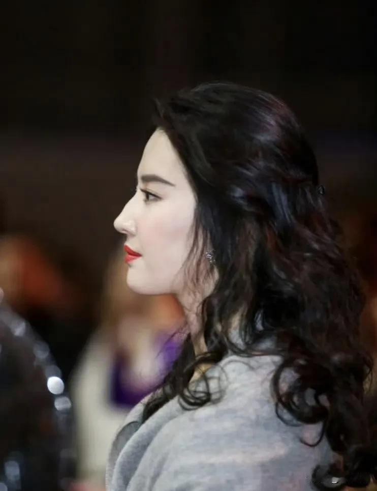 有的评论区让我觉得内娱好像只有女明星了，所以刘亦菲怎么了，她长的就是好看啊 ！