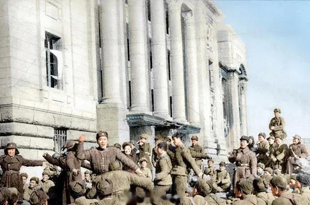 1951年1月4日，南朝鲜。志愿军攻破汉城，这是国会大厦前的合影。[并不简单] 