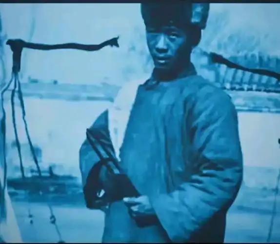 1937年，一头日本军官在大连“庆祝攻占南京胜利”，正当他伸直脖子弯腰90度鞠躬