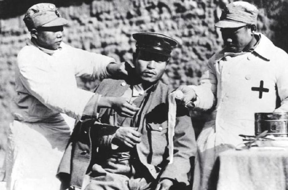 1945年，一位侵华日军突围未果自杀身亡，八路军冒死抢回他的遗体，将他葬入烈士陵