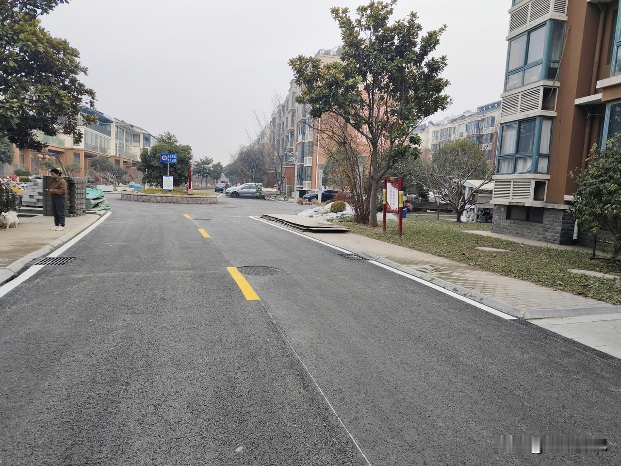 老小区改造过后比新小区还舒服，主要是路宽敞，一点不压抑，有的新小区真不如这个，之