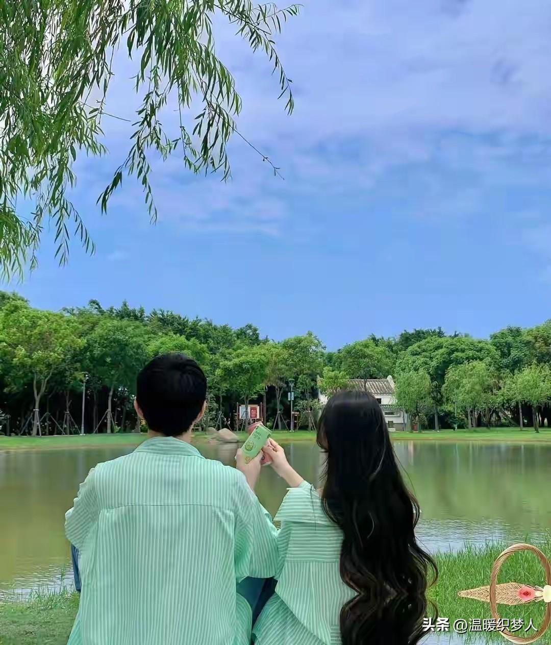 一位性学家说：
“女人爱到顶就是脱光了站那儿，不留后路；
男人爱到绝就是把自己那