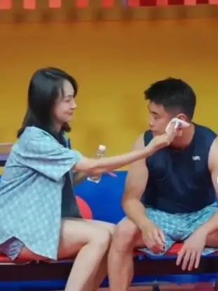 王浩终于回家了。看见媳妇儿。满身的疲惫。一扫而光，这媳妇儿要多贴心就有多贴心呢。