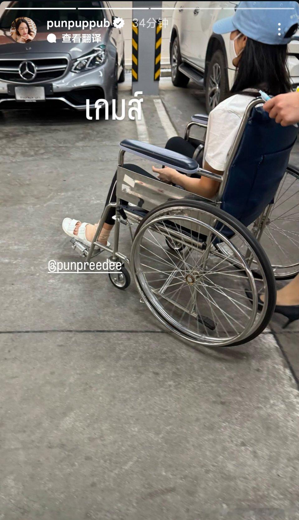 “笨蛋”女鹅又把脚扭伤了！小心点啊！距离上次扭伤还没半年呢！不要成惯性扭伤了啊！