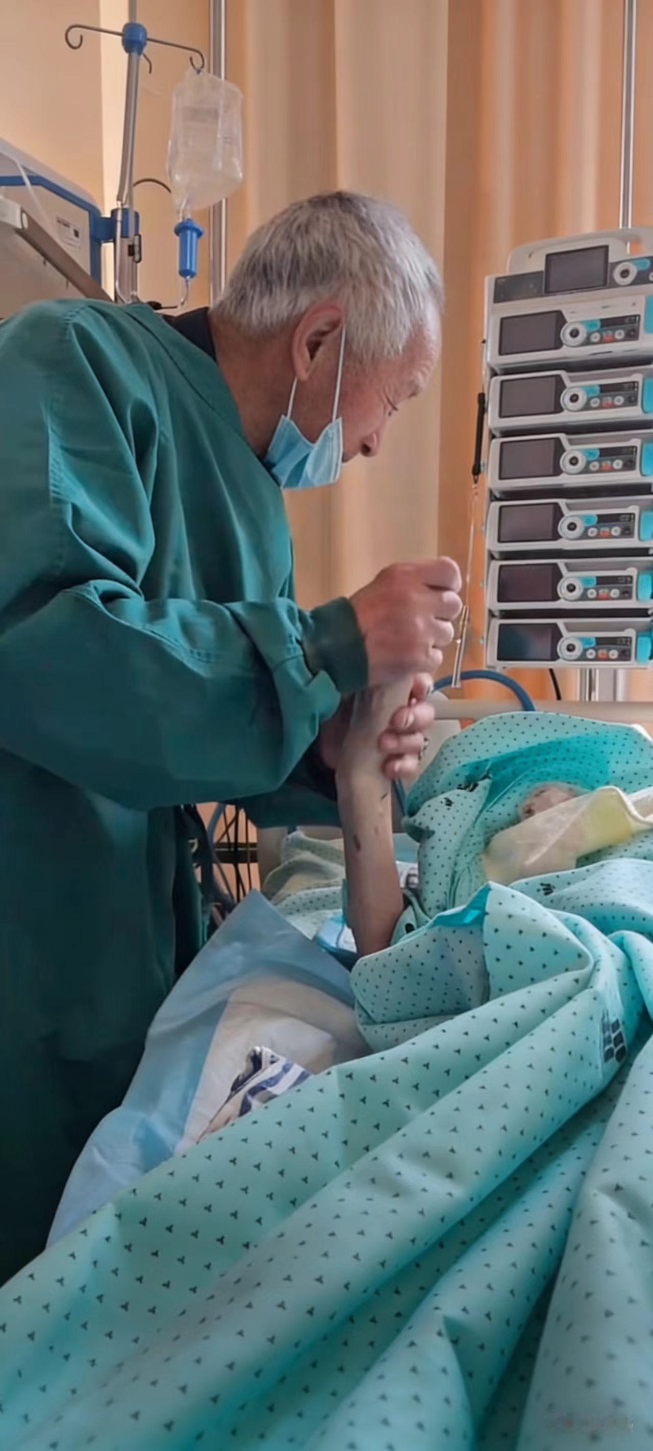 春分那天是周五，晚上程姐叫我开车送她去火车站，她要回故乡陪老伴黎明两天。
 
程