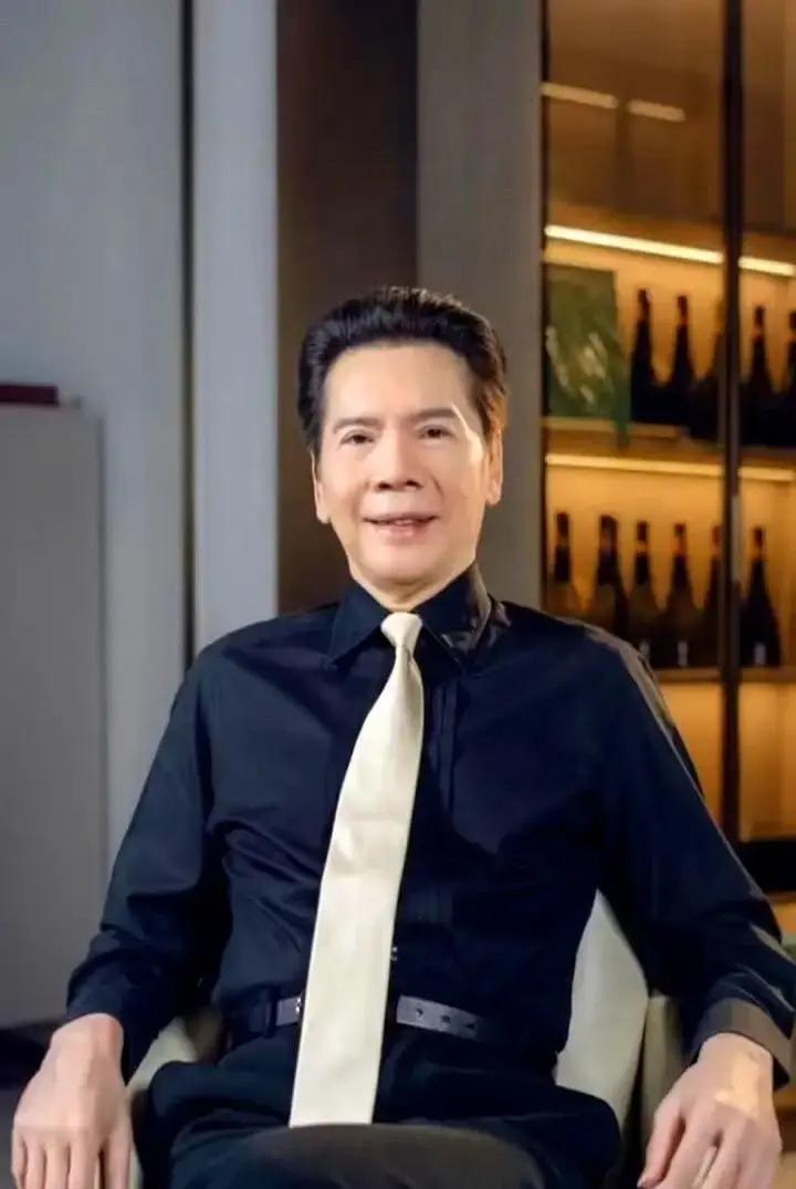 75岁向华强深夜哽咽
 
孙女一句“爷爷明天还来吗”让他破防。香港老牌豪门，千亿