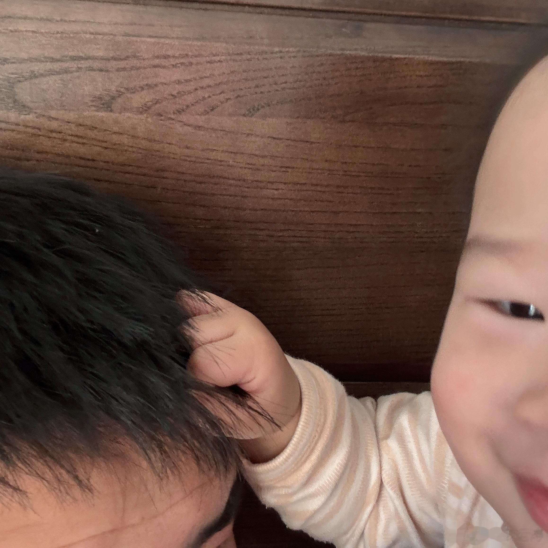 快11个月大的小孩了，你给他买任何玩具都抵不过一个吊牌，一根绳子，一个空调遥控器