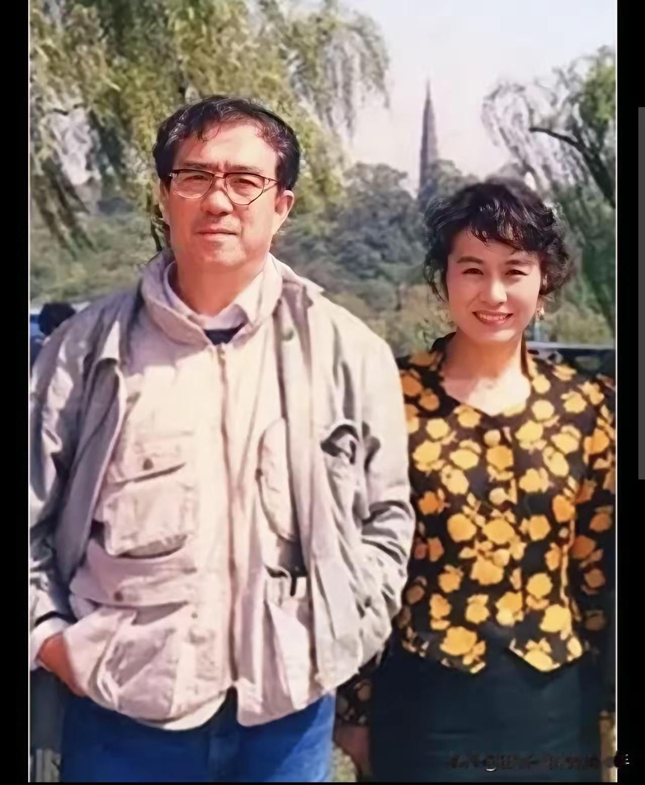 王铎：谢晋与栗原小巻在杭州，两个人终于完成了《清凉寺的钟声》的拍摄。