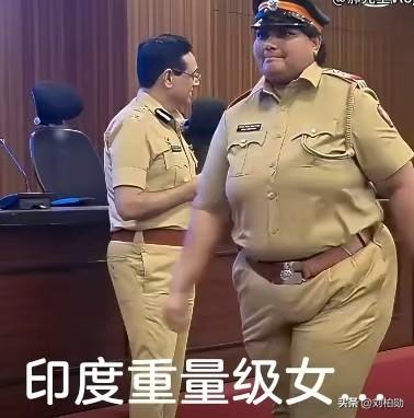 快瞅瞅这位印度女警官，这气场，绝了！
这哪是去上班啊，这分明是"移动的山"出巡了