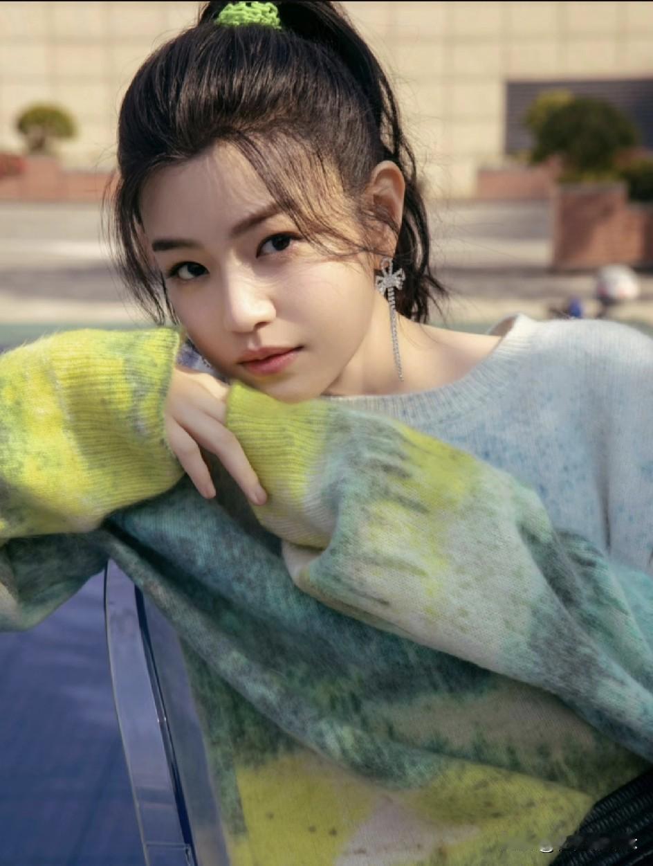 网上的风向，看得我直摇头。

都在夸陈妍希是完美伴侣，

无限包容，大气又得体。